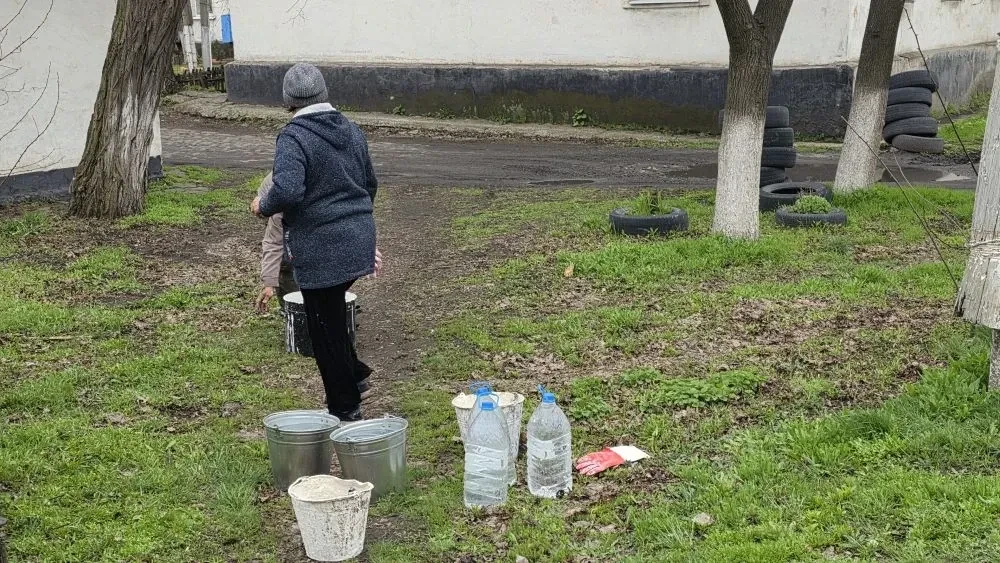 Специалисты МУП «ЖЭК» города Ровеньки совместно с работниками отдела жизнеобеспечения пгт Дзержинский, пгт Нагольно-Тарасовка приступили к комплексному благоустройству посёлка Дзержинский в преддверии майских праздников