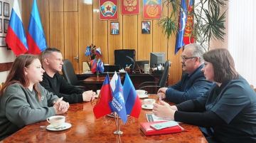 Глава Антрацитовского муниципального округа, Секретарь местного отделения партии "Единая Россия" Сергей Саенко встретился с Юрием Петровым - земляком, удостоенным высокого звания Героя России за проявленное мужество в ходе...