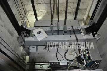 В Свердловске продолжаются работы по замене лифтового оборудования