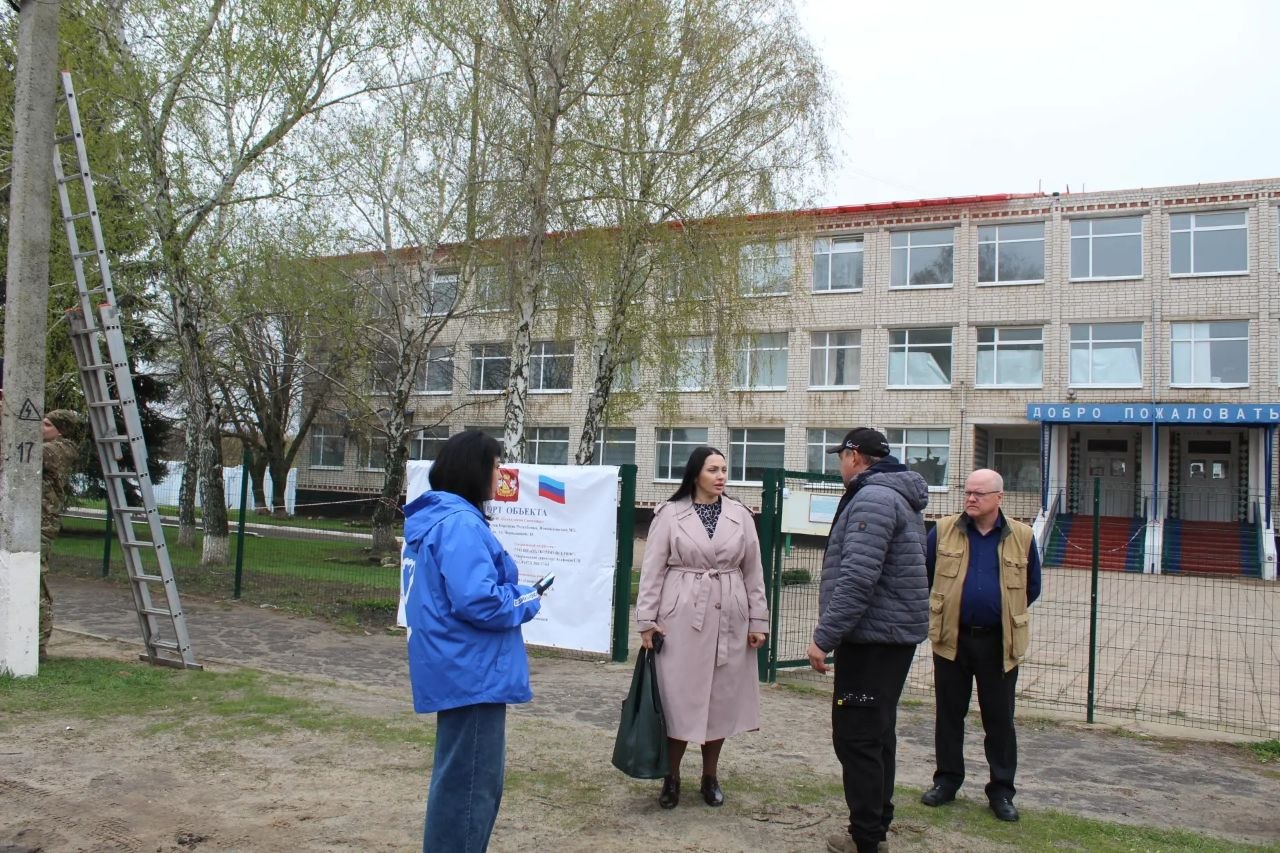 Сегодня партийный десант Всероссийской политической партии «Единая Россия» посетил ГОУ ЛНР «Белолуцкая гимназия», где по народной программе продолжаются работы по ремонту кровли