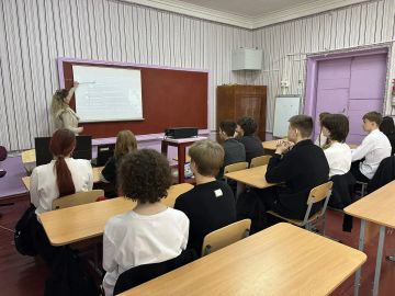 Председатель УИК Красного Луча провела информационный час для девятиклассников