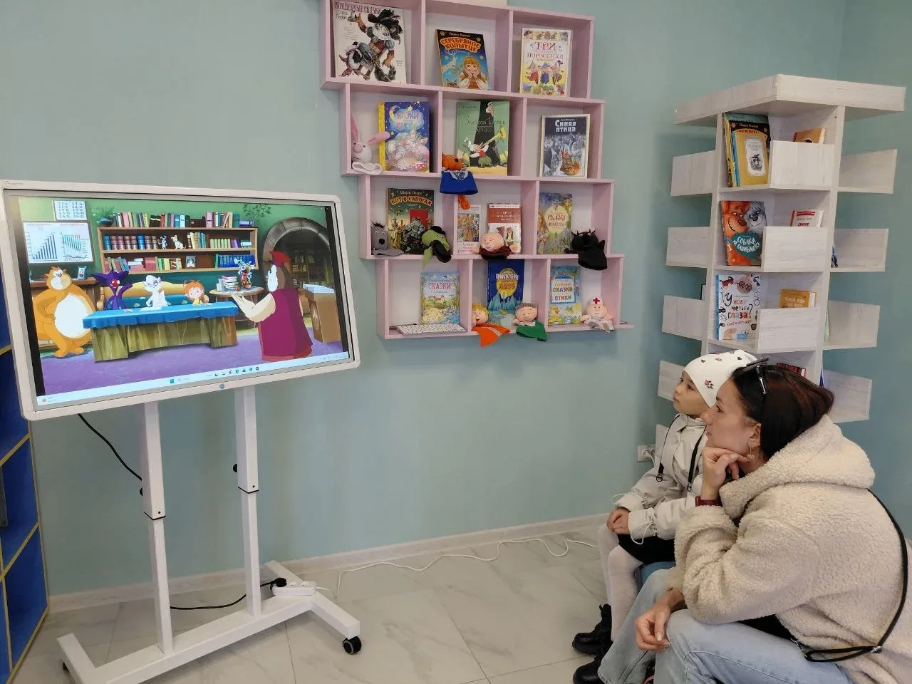 В центральной библиотеке им. Г. Сковороды юные читатели и их родители погрузились в мир финансов благодаря интерактивной беседе «Уроки тётушки Совы