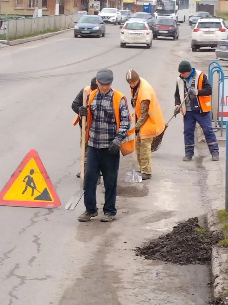 Сегодня сотрудники МУП «СКАТ» проводят важные работы по поддержанию чистоты и порядка на улицах города