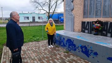 Продолжая рабочую поездку по округу, Заместитель Главы Ирина Смага совместно с депутатом Народного Совета ЛНР Юрием Юровым провели инспекцию состояния памятников в селе Булгаковка Кременского МО