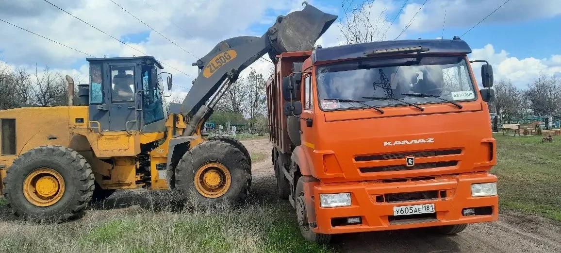 Сергей Козенко: Сегодня специалисты МБУ «Ритуал» совместно с техникой МУП «Чистый город» продолжают работы по вывозу мусора в п. Северо-Гундоровский и пгт Северный