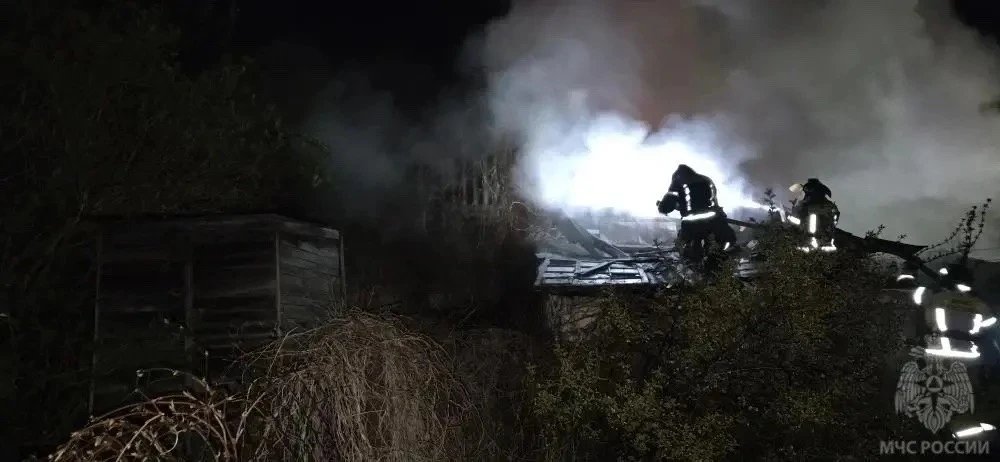 В Старобельске ночью загорелся гараж