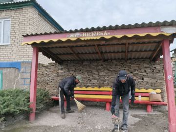 В поселке Городище работники благоустройства МУП «Перевальскжилсервис» приступили к благоустройству общественных остановок