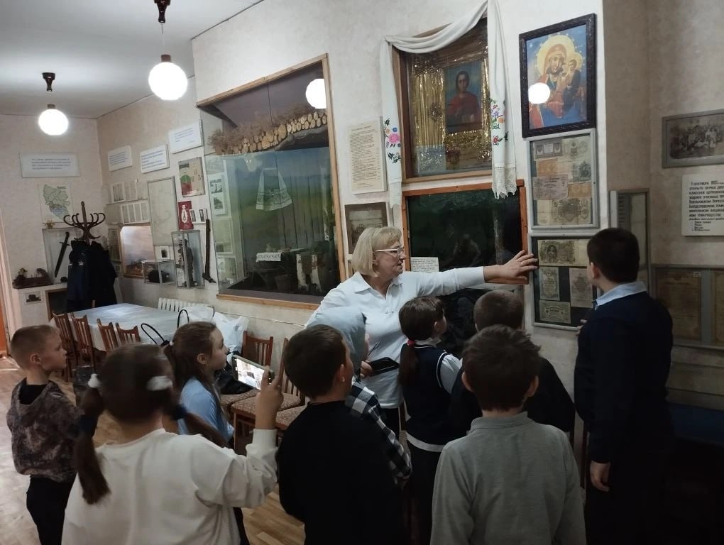 Сегодня в Кировском историко-художественном музее прошла увлекательная экскурсия для учащихся 3-А класса Кировской СШ №2. Ребята с большим интересом познакомились с экспозициями, которые позволили им окунуться в историю...