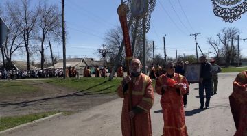 Крестный ход с Благодатным огнем в Свердловске собрал сотни верующих