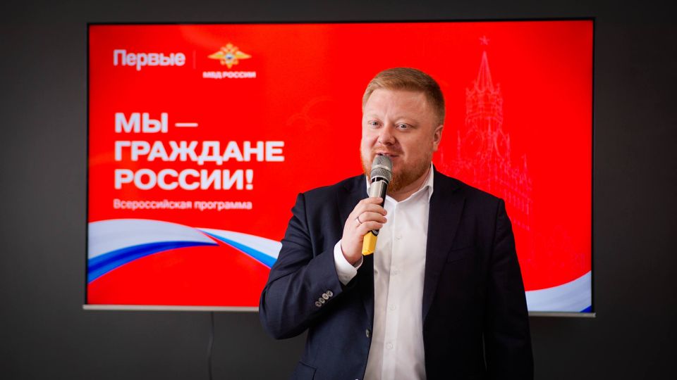 Иван Кусов: С удовольствием принял участие в церемонии вручения паспортов гражданина Российской Федерации юным жителям Луганской Народной Республики, которые достигли 14-летнего возраста