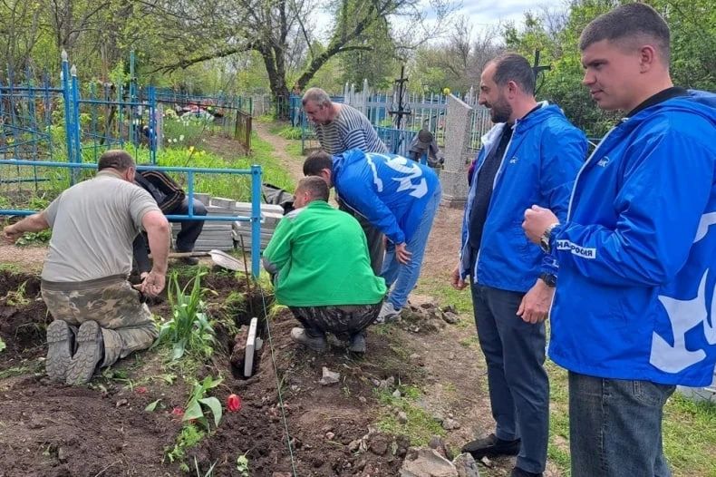 Сторонники партии «Единая Россия» проводят реконструкцию Братской могилы в Свердловском муниципалитете