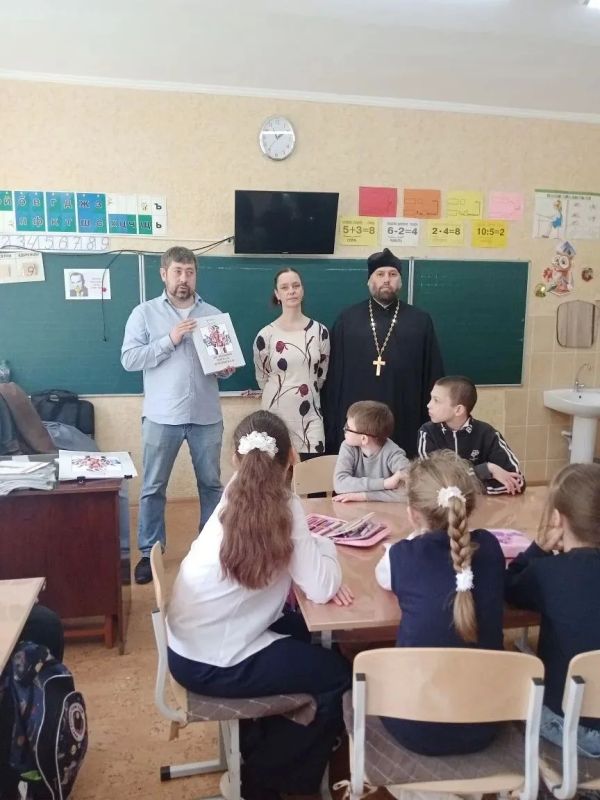 7 мая в ГБОУ ЛНР «ЛСШ №53» по инициативе духовного наставника данного учебного заведения протоиерея Сергия Цапука состоялась встреча учеников 3-х классов с председателем Союза Художников ЛНР, Заслуженным художником ЛНР...