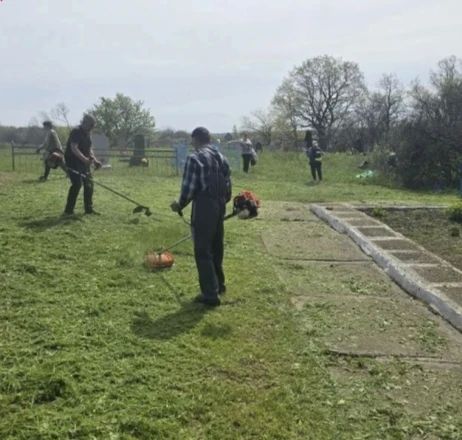6 мая работниками отдела по ОЖД пгт Комиссаровка МУП «Перевальскжилсервиз», ДК, библиотеки была проведена уборка территории возле братской могилы советских воинов в пос