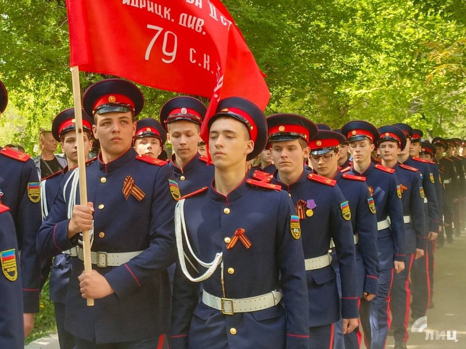 Воспитанники трех казачьих кадетских корпусов ЛНР и юнармейцы совместно с военным оркестром провели парад под окнами ветерана Великой Отечественной войны Ивана Оленина