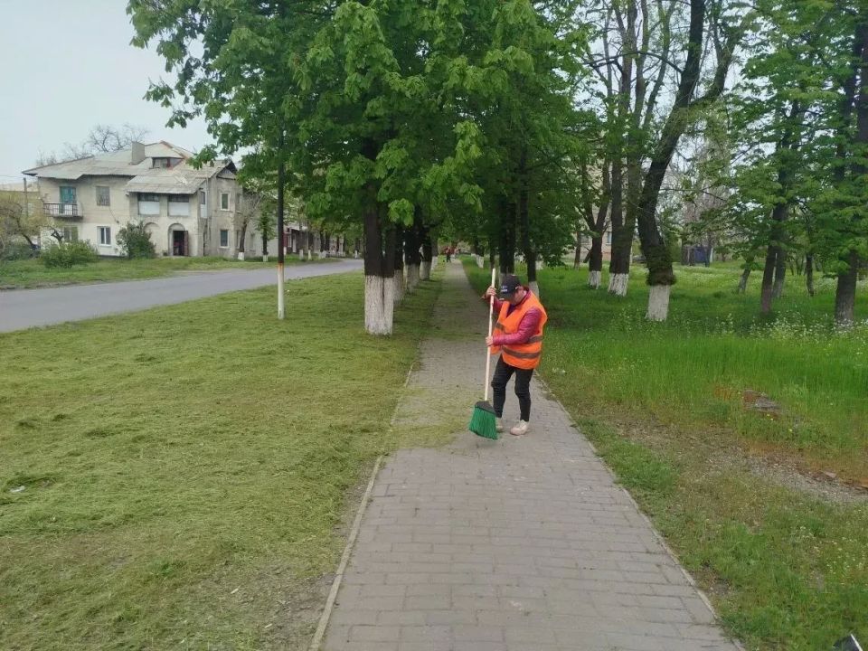 Сегодня сотрудники МУП «ЖЭК» города Ровеньки ведут покос обочин улично-дорожной сети ул. Герцена в пгт Дзержинский