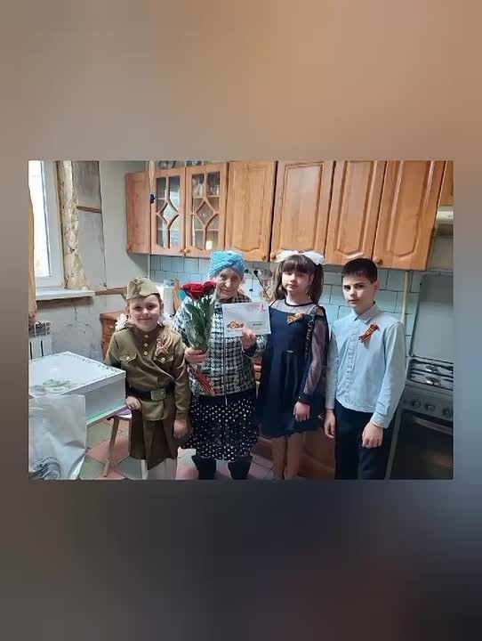В преддверии празднования Дня Победы в Лисичанской школе № 18 царила особая атмосфера: все с волнением и уважением готовились к встрече с тружениками тыла — людьми, чей вклад в Великую Победу невозможно переоценить