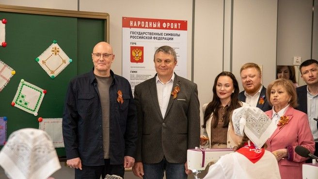 В преддверии Дня Победы Дмитрий Чернышенко оценил работу патриотических центров и образовательных организаций ЛНР