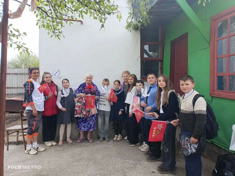 В Перевальске провели поздравительную акцию для детей войны