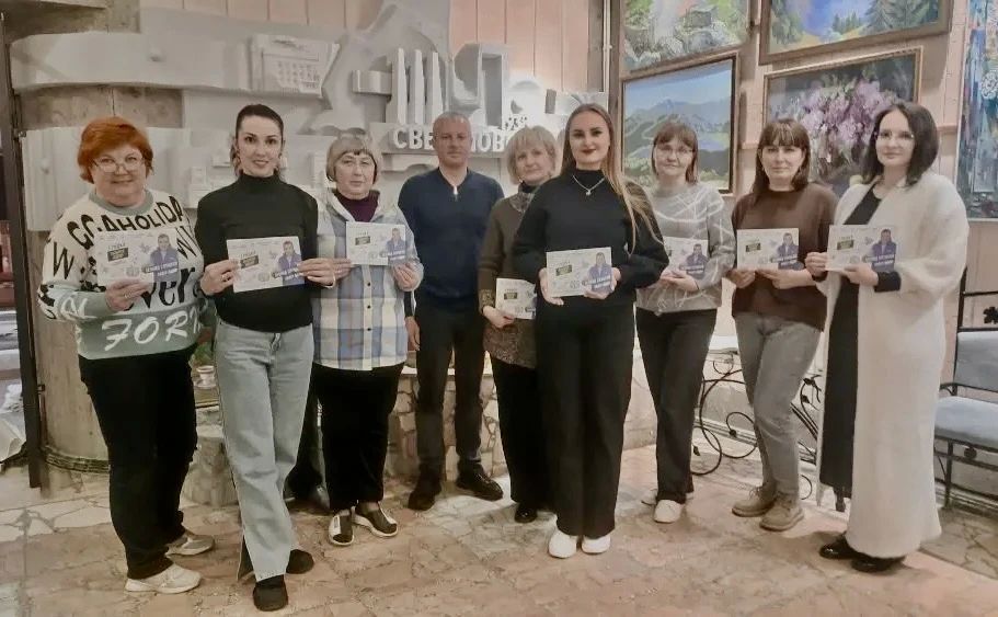 Акция «Грядка ЛДПР». В рамках проекта «Грядка ЛДПР» депутат Совета Свердловского муниципального округа от ЛДПР Максим Марков передал жителям наборы семян популярных овощей и зелени