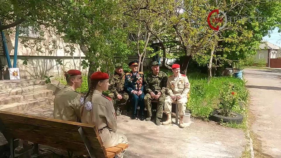 Военные и юнармейцы поздравили ветерана ВОВ с наступающим Днём Победы