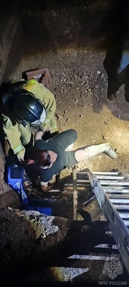 Спасатели помогли жительнице Алчевска, которая упала в трехметровую яму
