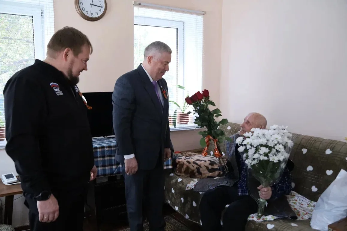 Виктор Водолацкий: В рамках акции Единой России "Подарок ветерану", продолжил добрую традицию чествования ветеранов и посетил Степаненко Алексея Ивановича