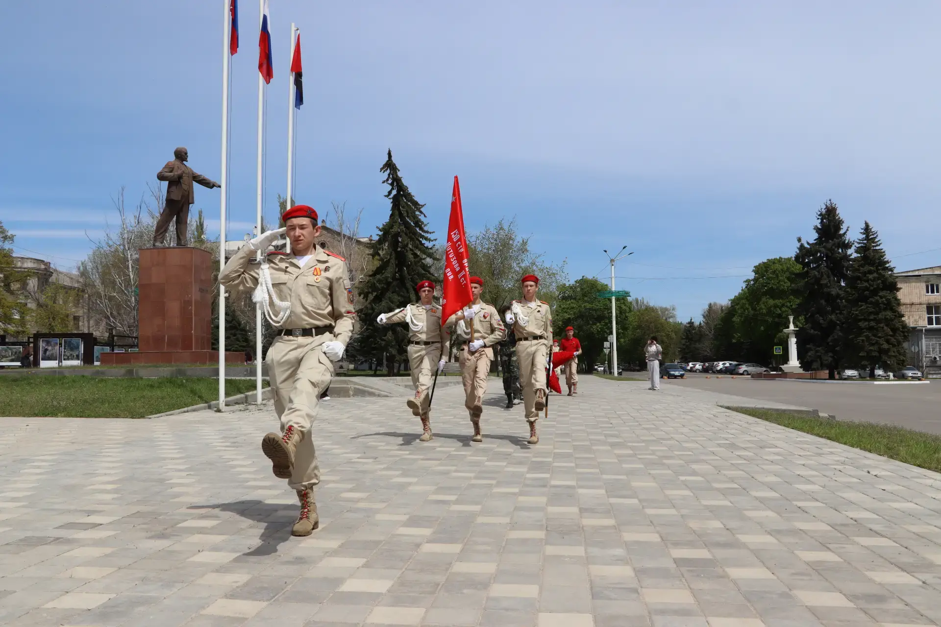 Юнармейцы Стаханова прошли торжественным шествием к Вечному огню