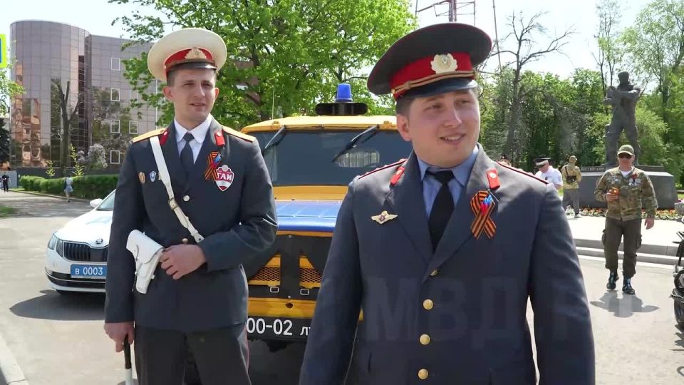 Ретро-ГАИ, оркестр и георгиевские ленты: сотрудники МВД устроили праздник в луганском сквере