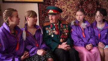 Музыка прошлого. В преддверии 81-й годовщины Победы работники Дома молодежи и волонтеры регионального штаба #МЫВМЕСТЕ ЛНР сняли короткометражный фильм об окончании Великой Отечественной войны