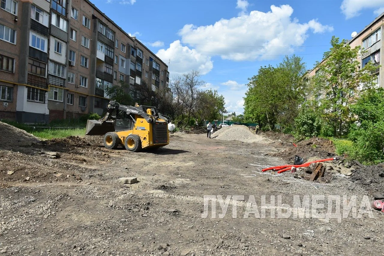 В Антраците продолжается благоустройство сквера по улице Калинина