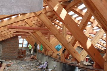В Краснодоне продолжаются работы по капитальному ремон кровель многоквартирных жилых домов