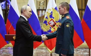 В Антраците открыли Доску почета в честь первого Героя России из этого города