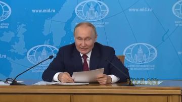 Песков: «Для того чтобы наступило прекращение огня и открылся коридор к полноформатным мирным переговорам, как об этом уже говорил президент в июне уже позапрошлого года, выступая перед руководящим составом Министерства...