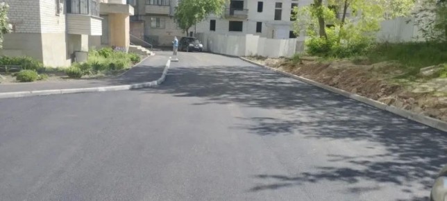 Благоустроили внутриквартальную дорогу по улице Микроцентр в Краснодоне