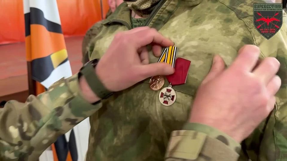 Депутат Народного Совета ЛНР, руководитель Луганского реготедения ВОО «Молодая Гвардия Единой России» Андрей Самойлов принял участие в торжественном мероприятии, посвященном двухлетней годовщине отдельного полка беспилотных...