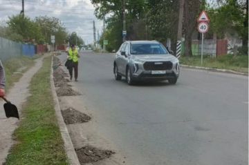 В Свердловске стартовал сезон очистки бордюров: первая улица — Гагарина