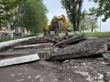 На улице Молодежной в городе Молодогвардейске подрядная организация «Артстрой» начала работы по демонтажу старого асфальтного покрытия