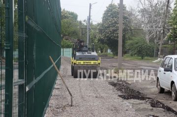 К концу мая в Свердловске завершится благоустройство футбольного поля в пер