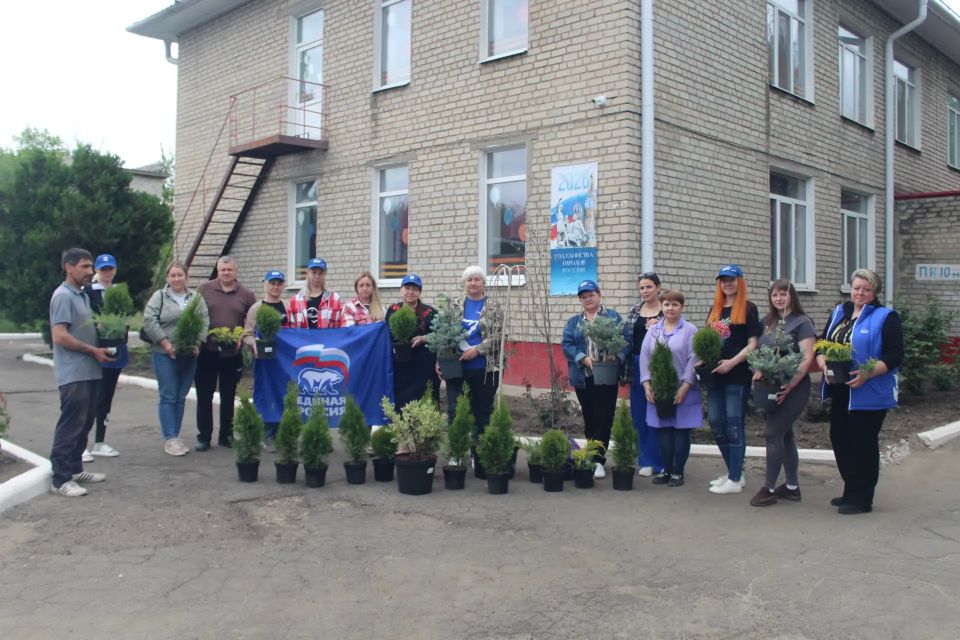 Славяносербские единороссы провели субботники по озеленению территорий детских садов «Рябинушка» и «Тополек»