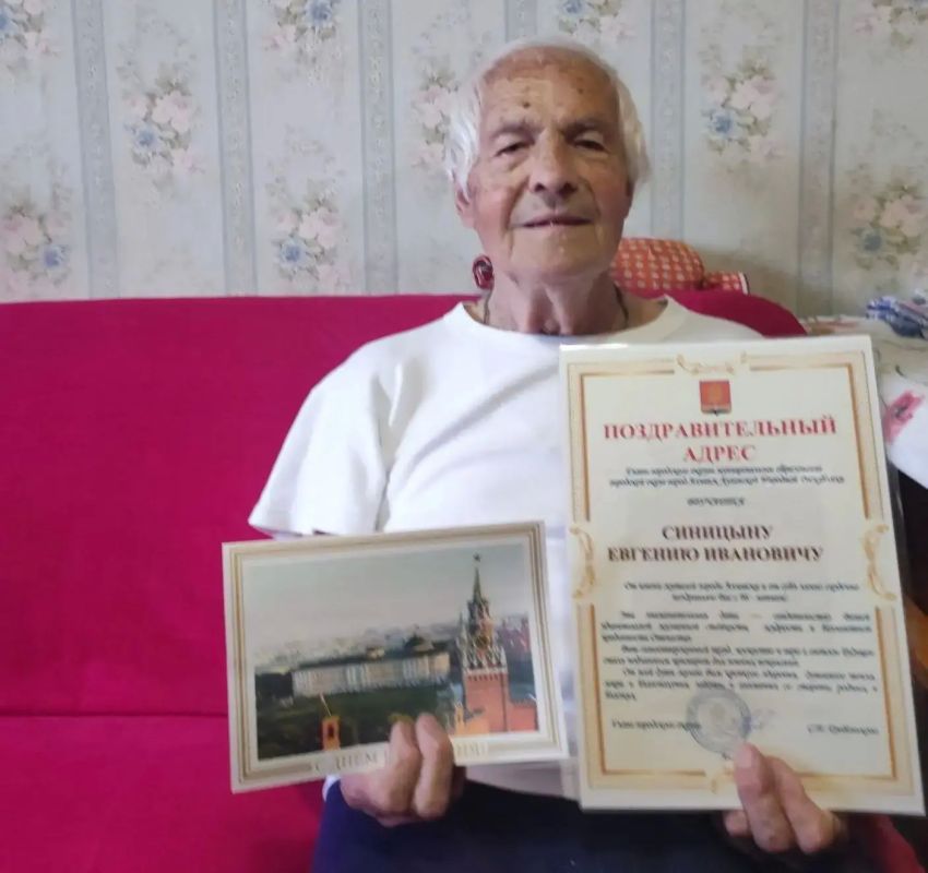 В Алчевске поздравили с 96-летием ветерана труда, труженика тыла в годы Великой Отечественной войны Евгения Ивановича Синицына