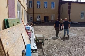 Заместитель Главы Хакасии проинспектировал ход восстановительных работ Володарской школы в ЛНР