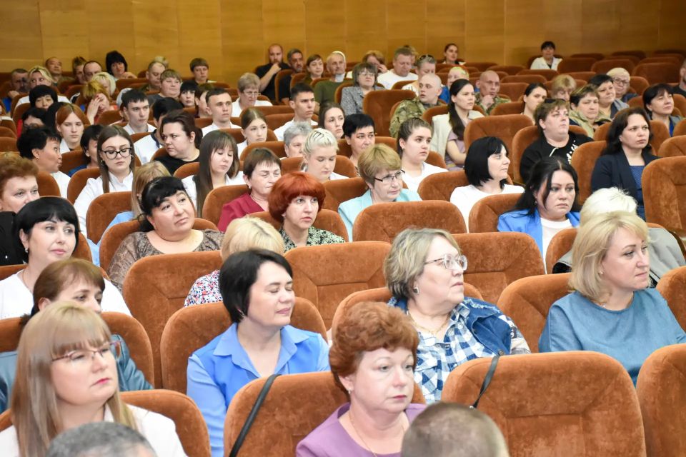 В Луганске ведомственными наградами отметили медсестер в честь профессионального праздника
