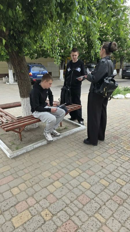 Сотрудники Лутугинского районного дома культуры поддержали акцию в поддержку единства и согласия «Наш выбор – мир!»