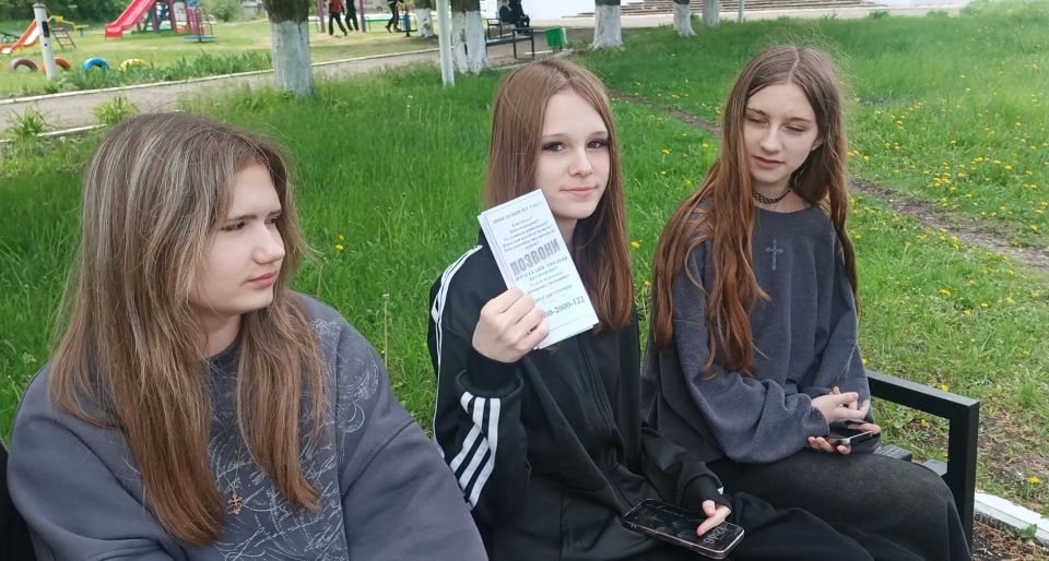 В рамках плана по профилактике суицидального и иного опасного поведения несовершеннолетних библиотекари филиала № 15 посёлка Чернухино, к Международному дню детского телефона доверия, который отмечается 17 мая, провели для...