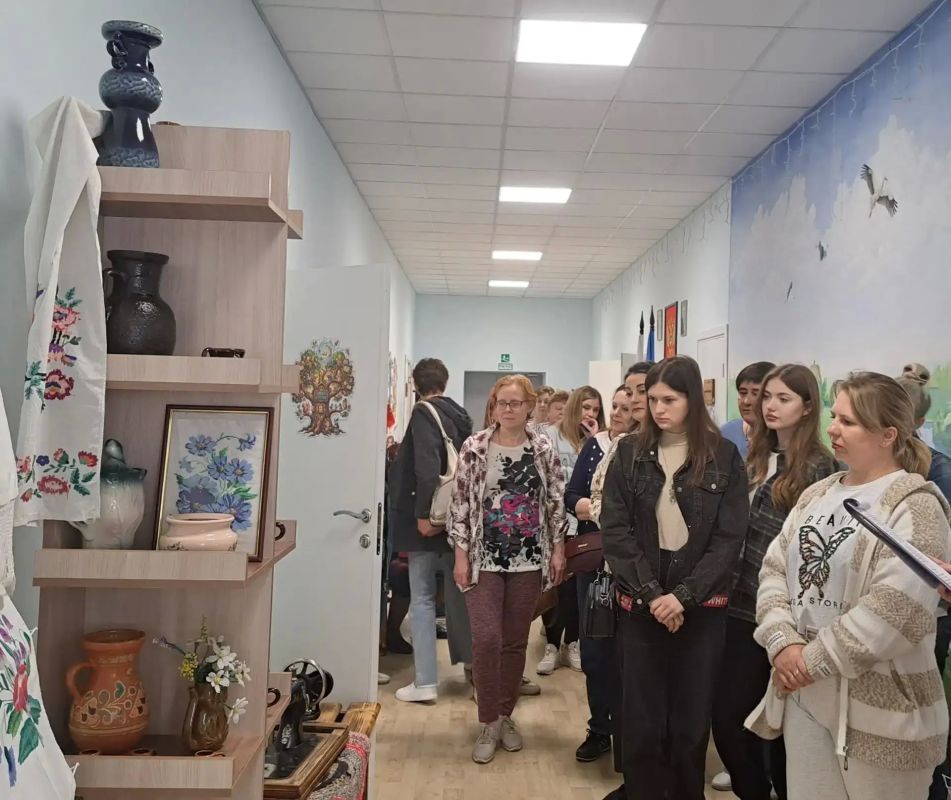 15 мая, накануне Общероссийского дня библиотек, коллектив Луганской библиотеки для детей посетил СтаничноЛуганскую детскую модельную библиотеку «Казачок»