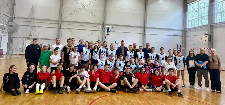 Школьники из Лутугино приняли участие в товарищеских матчах по баскетболу и волейболу