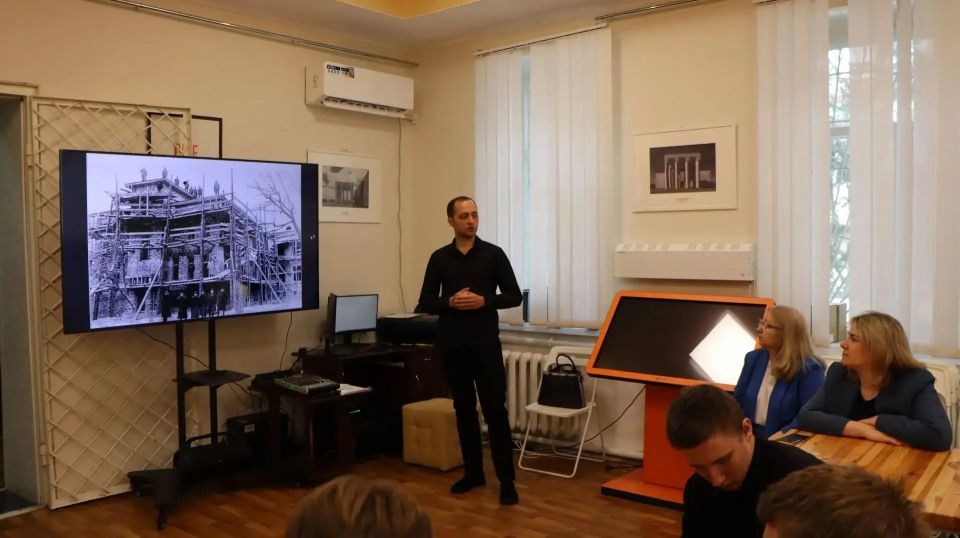 Андрей Рубанцов: ДЕНЬ ОТКРЫТЫХ ДВЕРЕЙ ПРОШЕЛ В МУЗЕЕ ИСТОРИИ ГОРОДА РОВЕНЬКИ Сегодня отмечается Международный день музеев — праздник, объединяющий всех, кто ценит историю, культуру и искусство