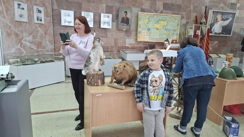 В краеведческом музее Луганска можно было погладить рушник чугунным утюгом и напечатать фразу на машинке