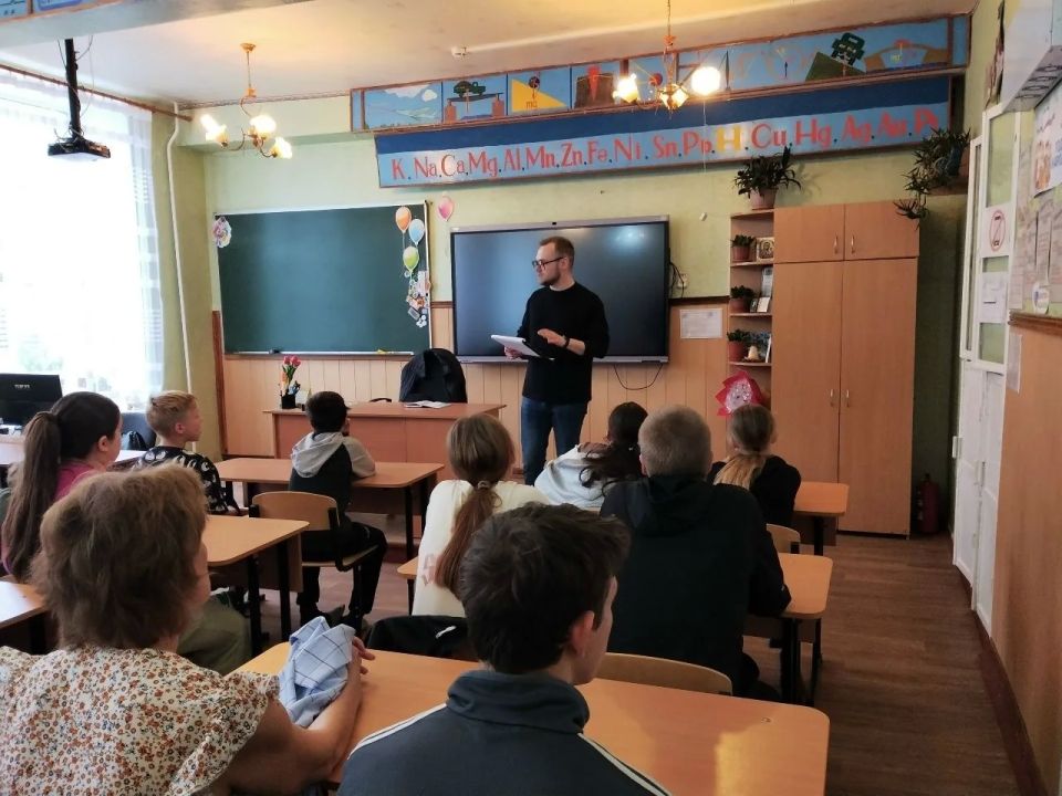 Сотрудники Лутугинского районного дома культуры посетили Лутугинскую специальную (коррекционную) школу-интернат