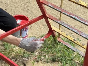 В Луганске на квартале Героев Сталинграда восстановили детскую площадку